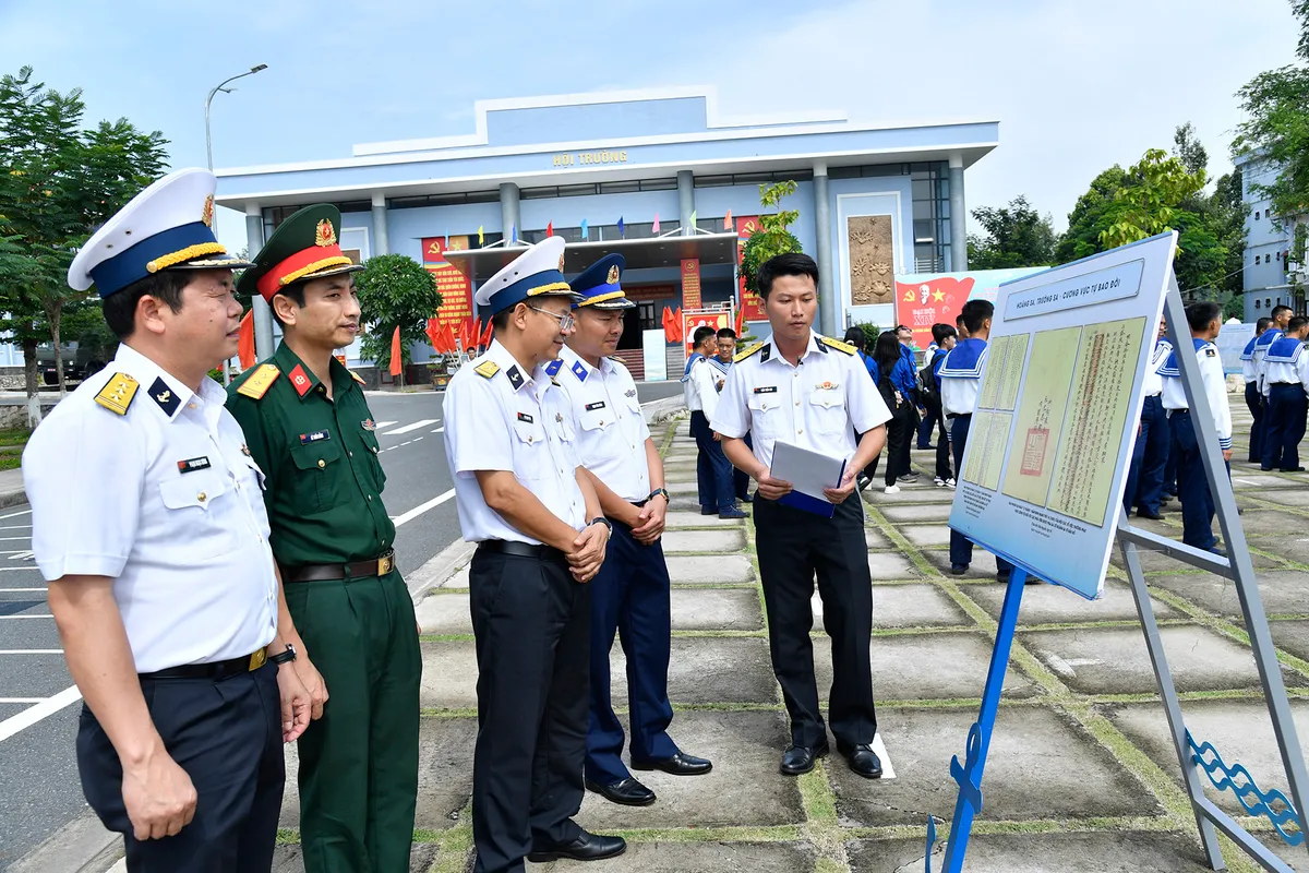 Tổ chức trưng bày ảnh các tài liệu về "Hoàng Sa - Trường Sa" - Ảnh 3.