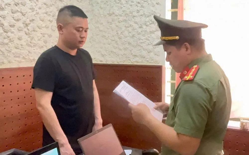 Cơ quan An ninh điều tra tống đạt quyết định khởi tố, bắt tạm giam Trần Tiến Đạt. Ảnh: Công an Hà Tĩnh. Cơ quan An ninh điều tra tống đạt quyết định khởi tố, bắt tạm giam Trần Tiến Đạt. Ảnh: Công an Hà Tĩnh.