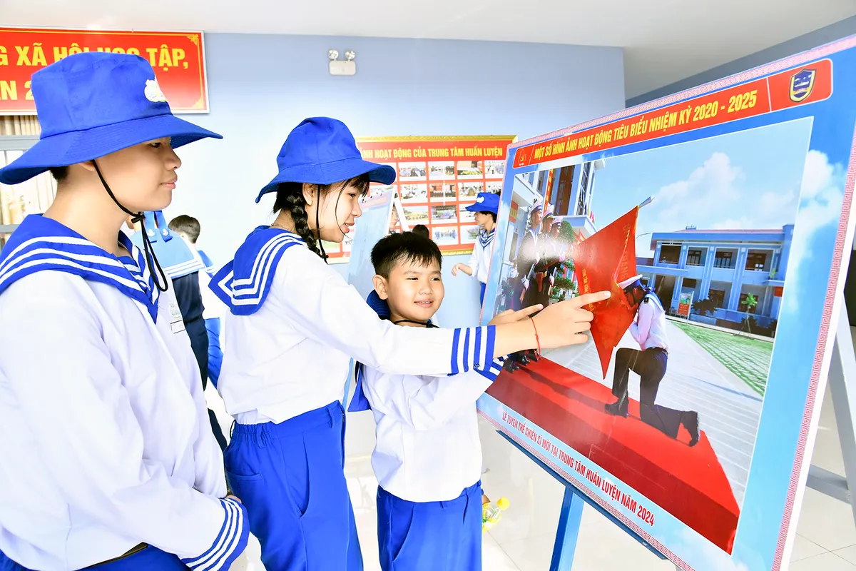 Tổ chức trưng bày ảnh các tài liệu về "Hoàng Sa - Trường Sa" - Ảnh 6.