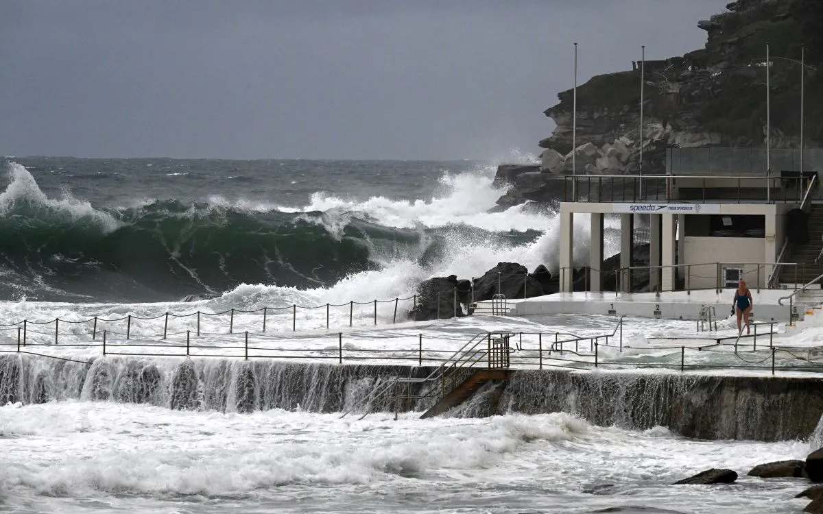 Sóng lớn đánh vào khu vực bể bơi Bondi Baths tại bãi biển Bondi, Sydney ngày 2/7/2025. (Ảnh: AFP) Sóng lớn đánh vào khu vực bể bơi Bondi Baths tại bãi biển Bondi, Sydney ngày 2/7/2025. (Ảnh: AFP)