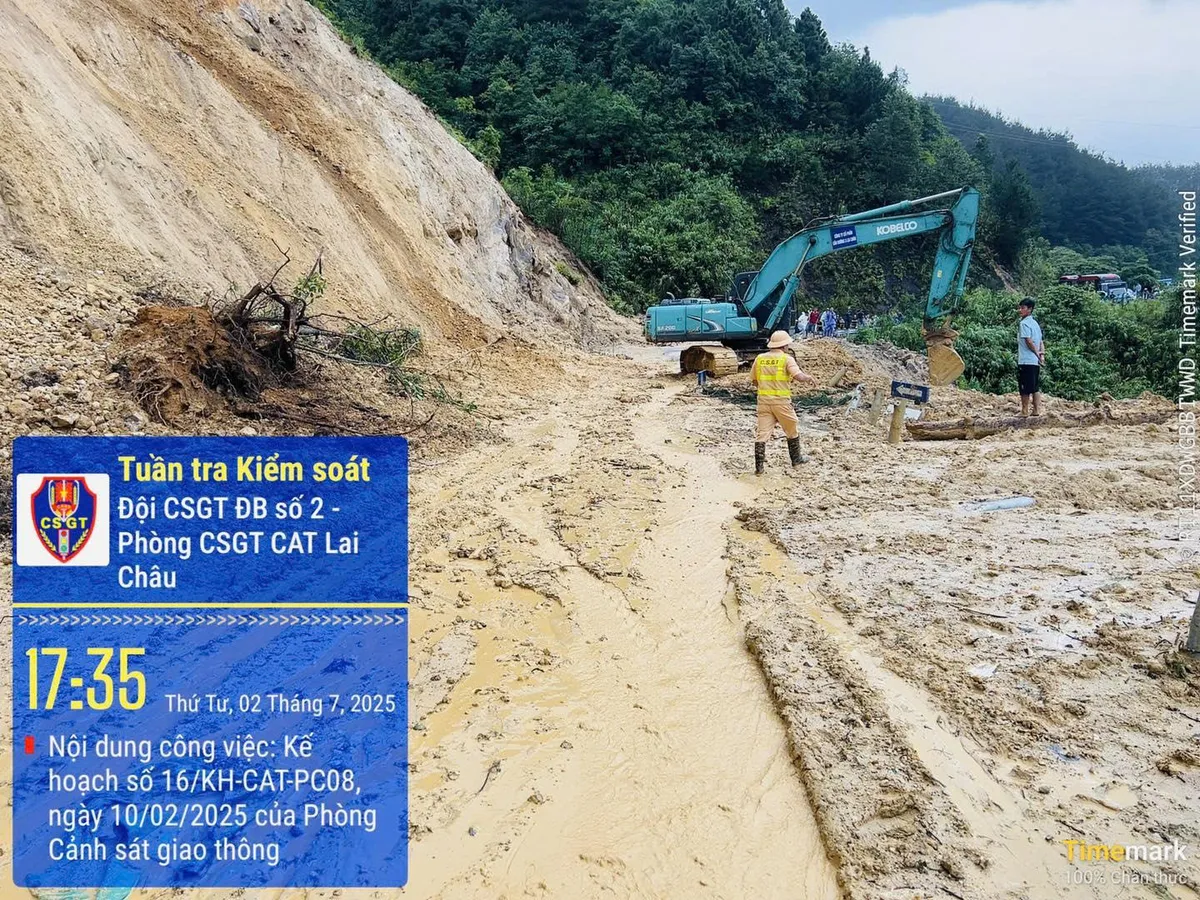 Sạt lở quốc lộ 4D một người tử vong - Ảnh 1.