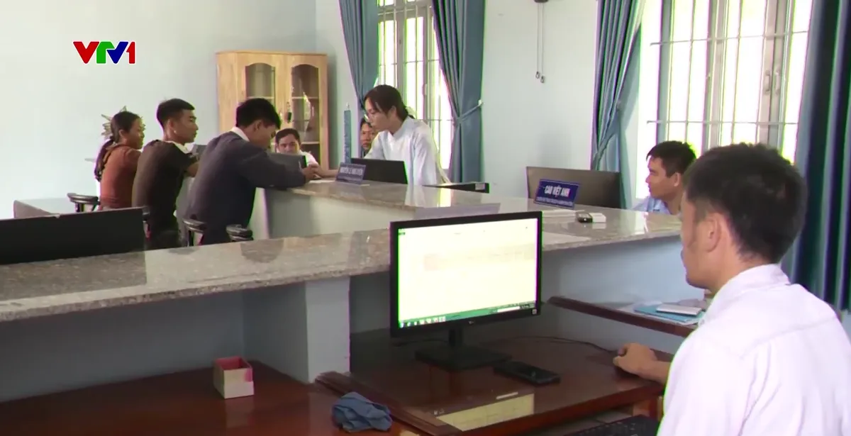 Thuận tiện cho người dân vùng xa giải quyết thủ tục hành chính - Ảnh 1.
