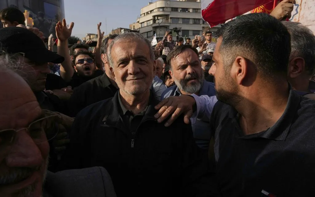 Tổng thống Iran Masoud Pezeshkian. (Ảnh: AP) Tổng thống Iran Masoud Pezeshkian. (Ảnh: AP)