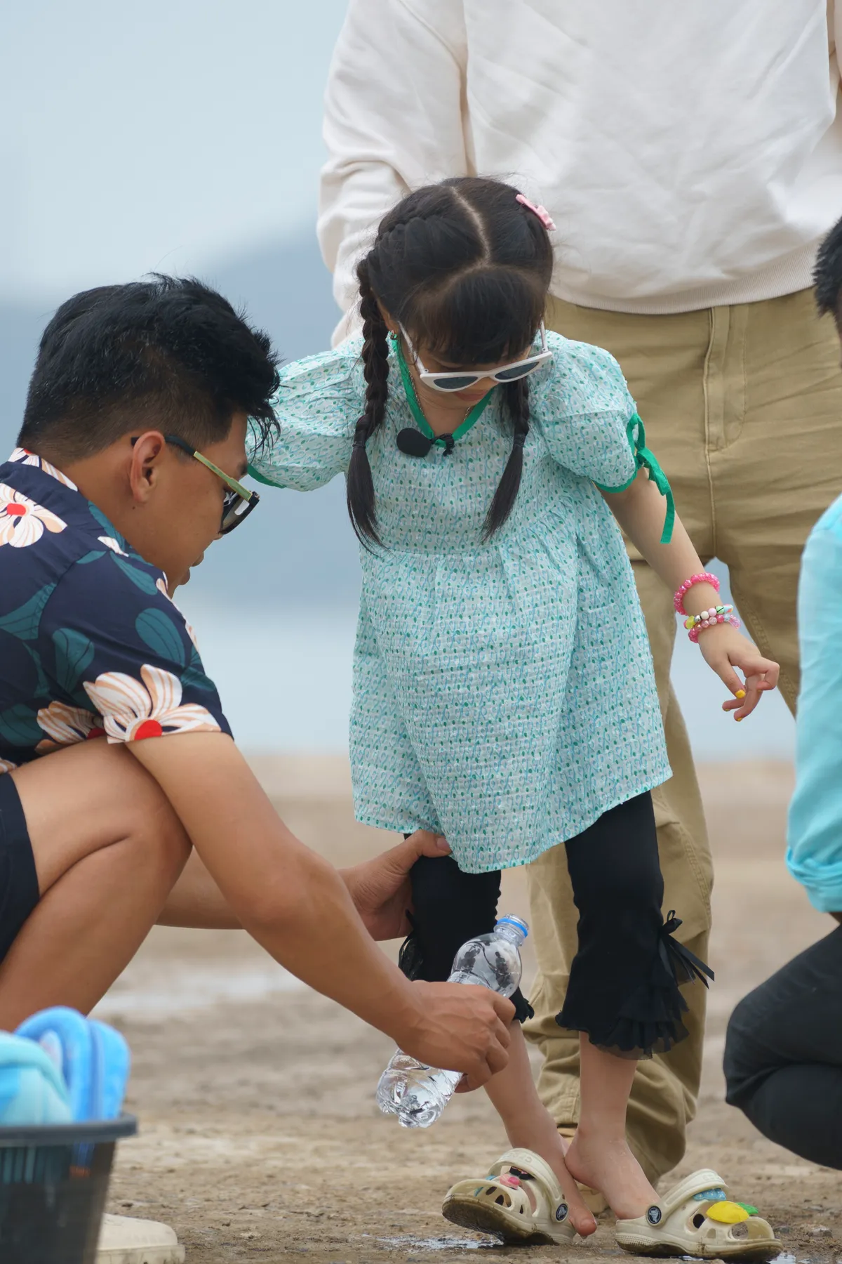 Trung Ruồi gặp kh&oacute; v&igrave; con g&aacute;i sợ bẩn trong tập 1 'Bố ơi m&igrave;nh đi đ&acirc;u thế' năm 2025 - Ảnh 1.