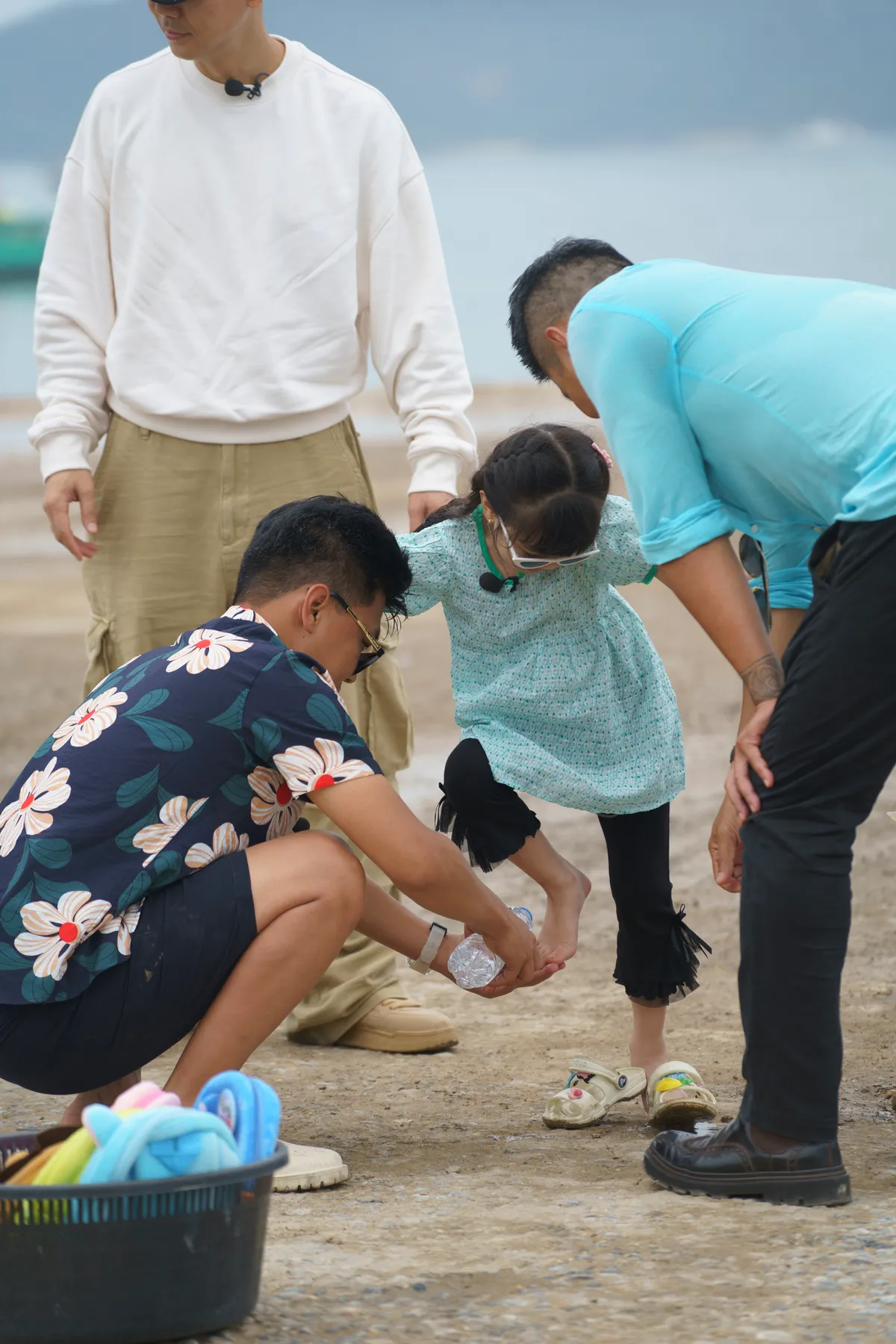 Trung Ruồi gặp kh&oacute; v&igrave; con g&aacute;i sợ bẩn trong tập 1 'Bố ơi m&igrave;nh đi đ&acirc;u thế' năm 2025 - Ảnh 2.