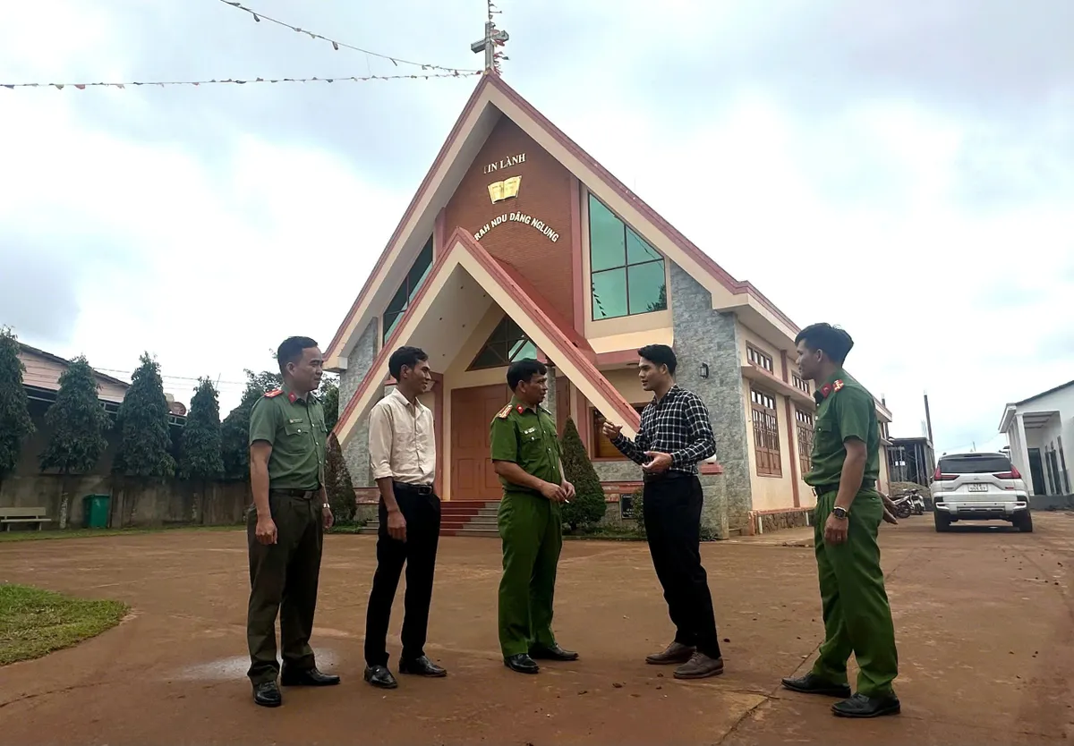 Lâm Đồng: Công an xã Đắk Song giúp dân làm thủ tục nhanh chóng- Ảnh 1.