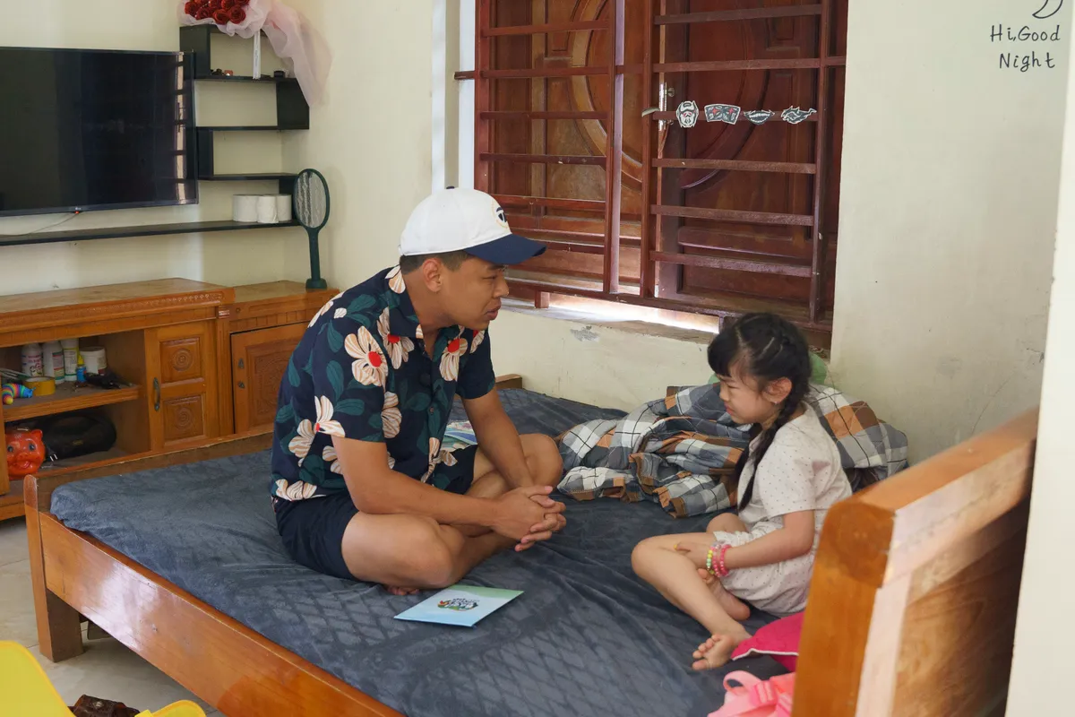 Bố ơi m&igrave;nh đi đ&acirc;u thế - Tập 2: Con g&aacute;i Trung Ruồi - Từ 'c&ocirc;ng ch&uacute;a sợ bẩn' đến c&ocirc; b&eacute; h&ograve;a đồng - Ảnh 2.