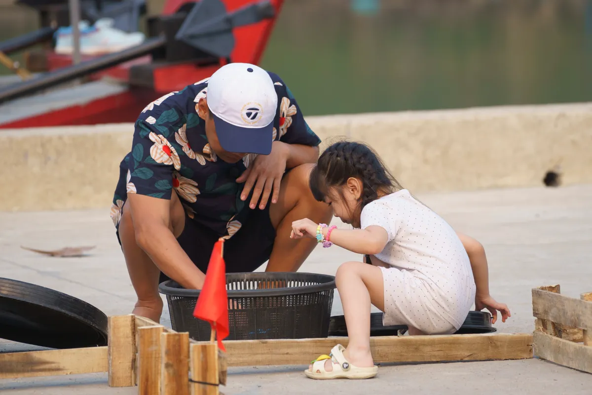 Bố ơi m&igrave;nh đi đ&acirc;u thế - Tập 2: Con g&aacute;i Trung Ruồi - Từ 'c&ocirc;ng ch&uacute;a sợ bẩn' đến c&ocirc; b&eacute; h&ograve;a đồng - Ảnh 1.