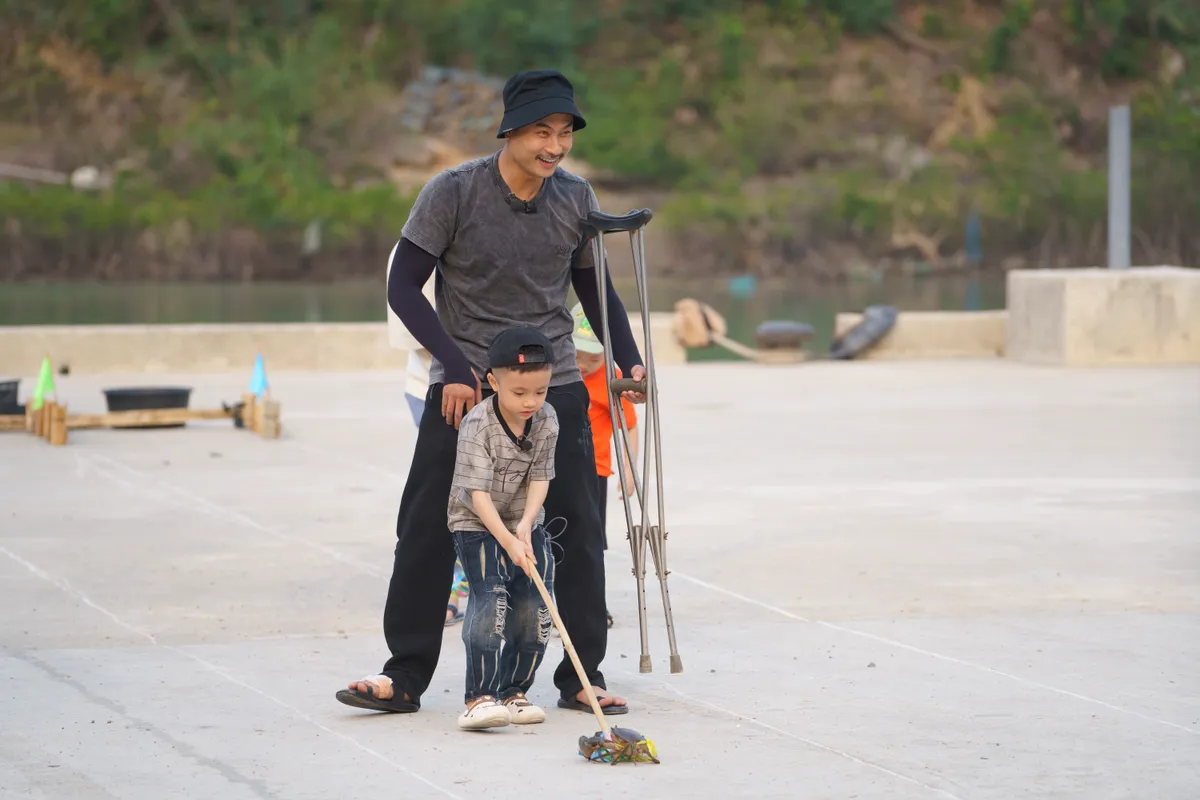 Duy Hưng v&agrave; b&eacute; Bean: Bố ki&ecirc;n cường, con gi&agrave;u y&ecirc;u thương - Ảnh 1.