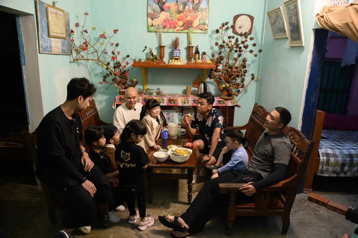 Bố ơi m&igrave;nh đi đ&acirc;u thế - Tập 2: Con g&aacute;i Trung Ruồi - Từ 'c&ocirc;ng ch&uacute;a sợ bẩn' đến c&ocirc; b&eacute; h&ograve;a đồng - Ảnh 3.