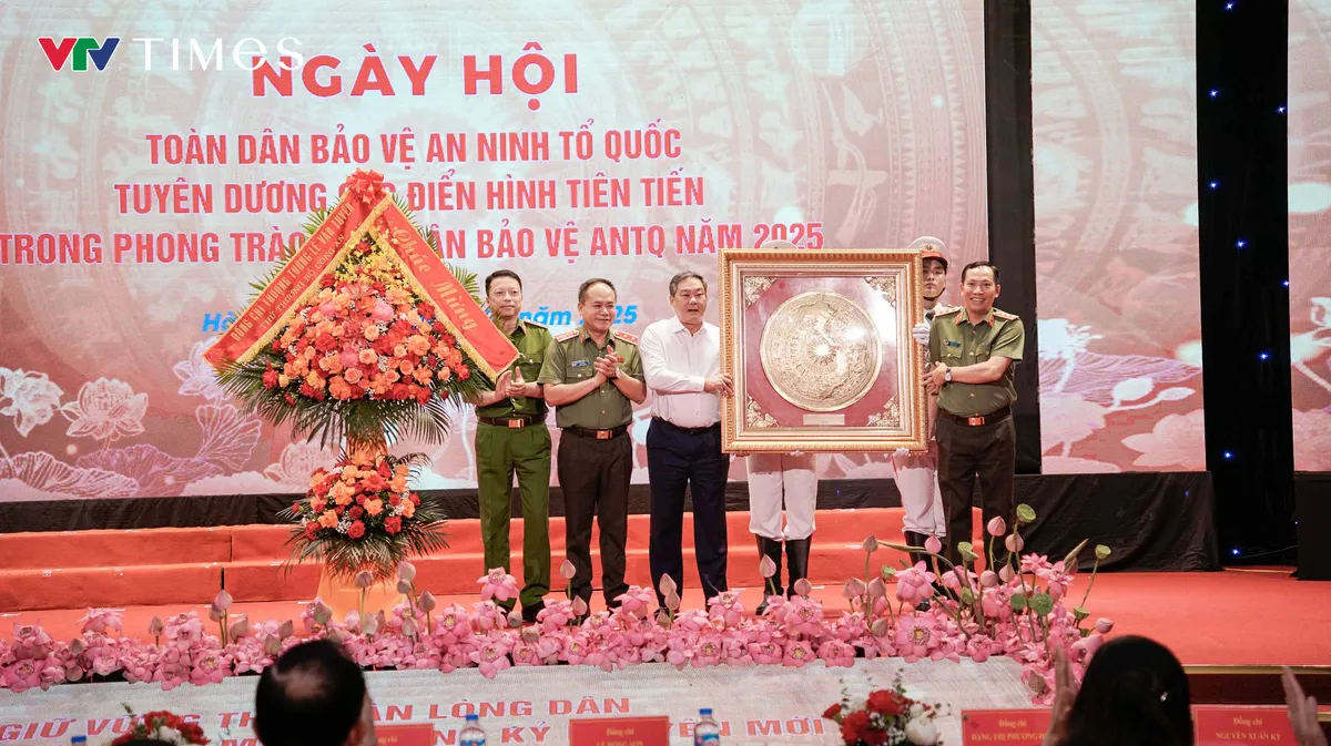 Hà Nội: Tuyên dương điển hình tiên tiến trong phong trào toàn dân bảo vệ an ninh Tổ quốc 2025 - Ảnh 1.