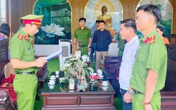 Cơ quan CSĐT thi hành lệnh bắt tạm giam đối với ông Lê Anh Tuấn. Ảnh: PLO