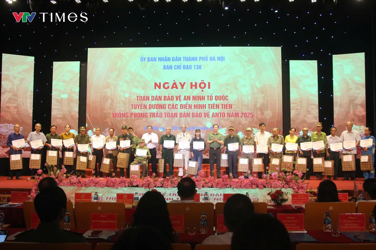 Hà Nội: Tuyên dương điển hình tiên tiến trong phong trào toàn dân bảo vệ an ninh Tổ quốc 2025 - Ảnh 8.