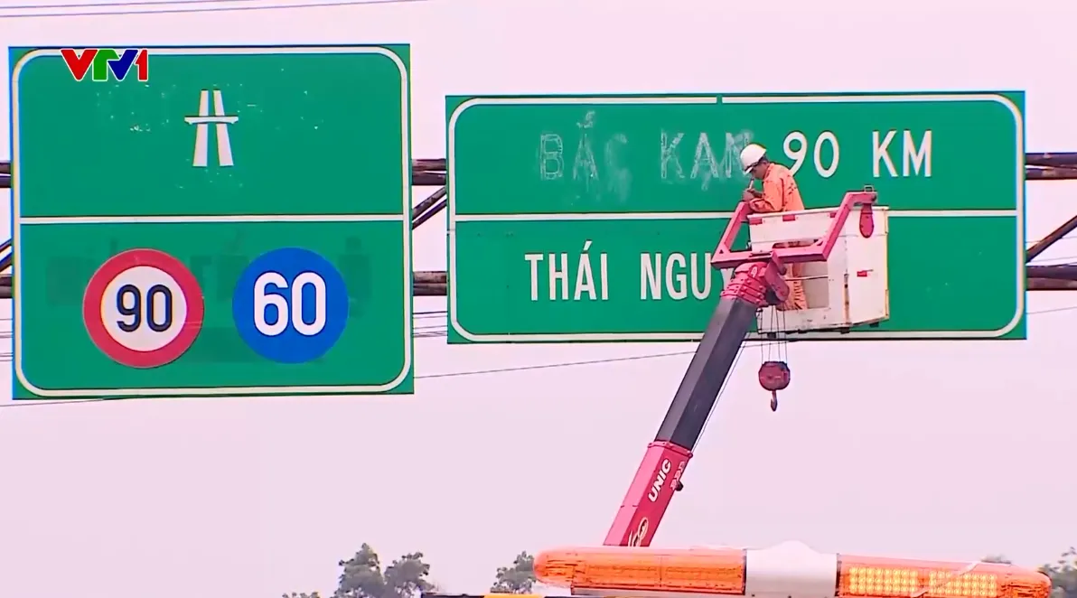 Tháo dỡ biển báo không phù hợp sau sáp nhập - Ảnh 1.