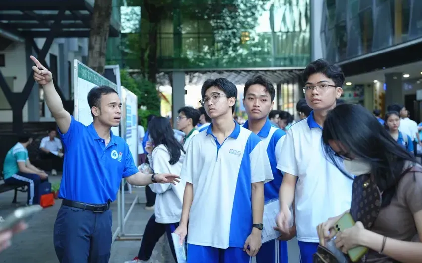 Thí sinh thi đánh giá năng lực năm 2025 do ĐH Quốc gia TP Hồ Chí Minh tổ chức tại điểm thi Trường ĐH Công Thương TP Hồ Chí Minh. Ảnh: PLO
Thí sinh thi đánh giá năng lực năm 2025 do ĐH Quốc gia TP Hồ Chí Minh tổ chức tại điểm thi Trường ĐH Công Thương TP Hồ Chí Minh. Ảnh: PLO