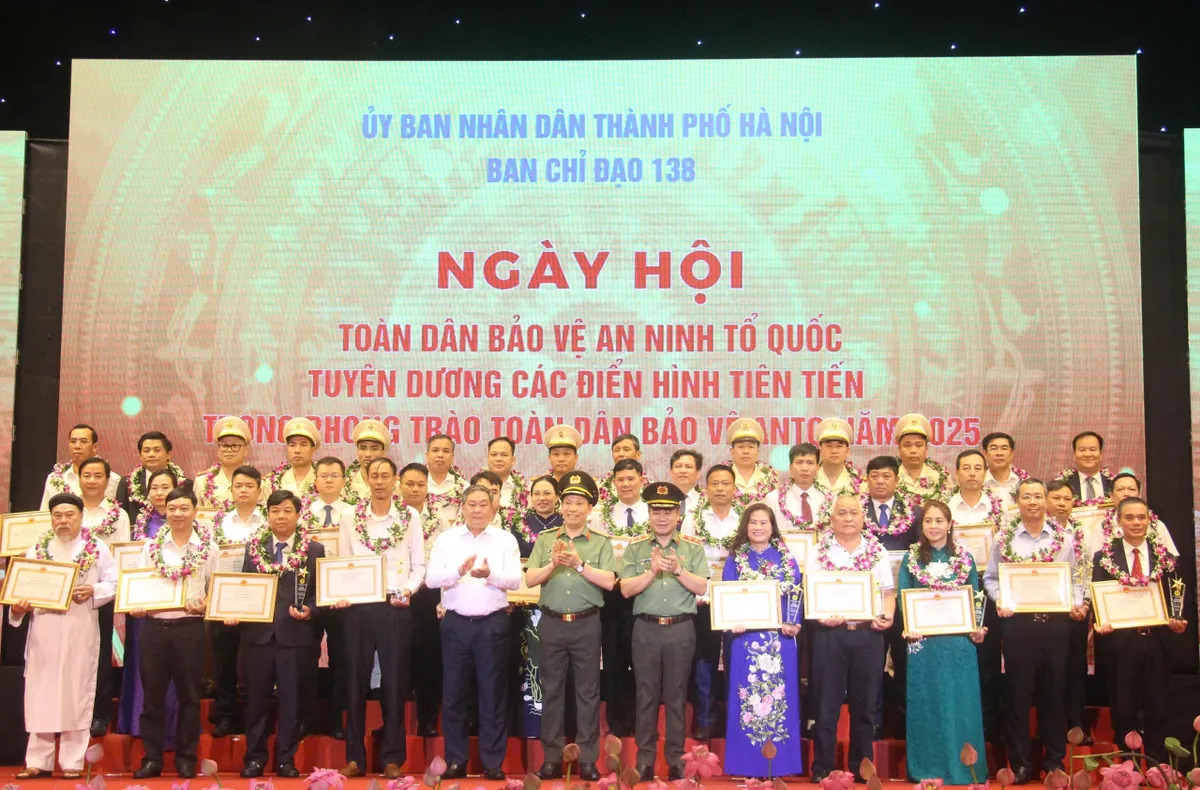 Hà Nội: Tuyên dương điển hình tiên tiến trong phong trào toàn dân bảo vệ an ninh Tổ quốc 2025 - Ảnh 7.