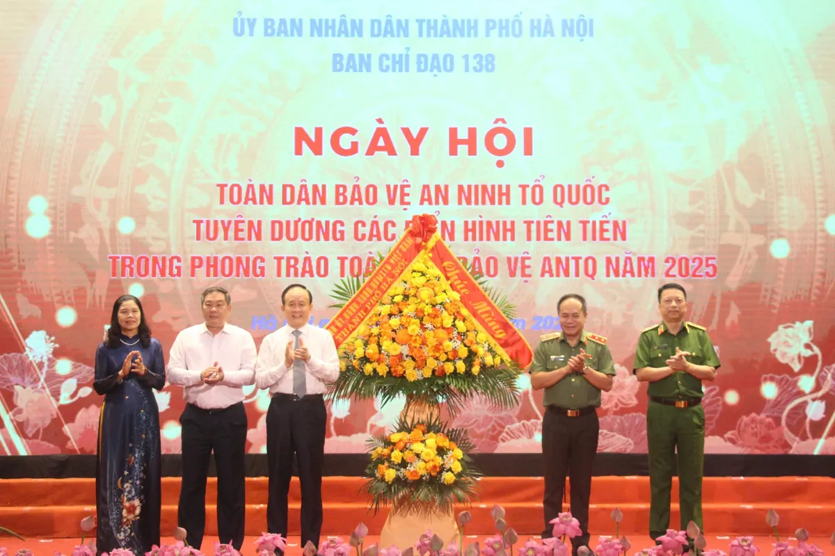 Hà Nội: Tuyên dương điển hình tiên tiến trong phong trào toàn dân bảo vệ an ninh Tổ quốc 2025 - Ảnh 3.