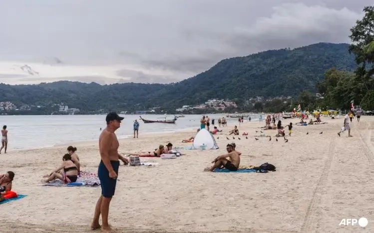 Du khách thư giãn trên bãi biển Patong ở đảo Phuket, miền Nam Thái Lan, ngày 29/11/2024. (Ảnh: AFP)