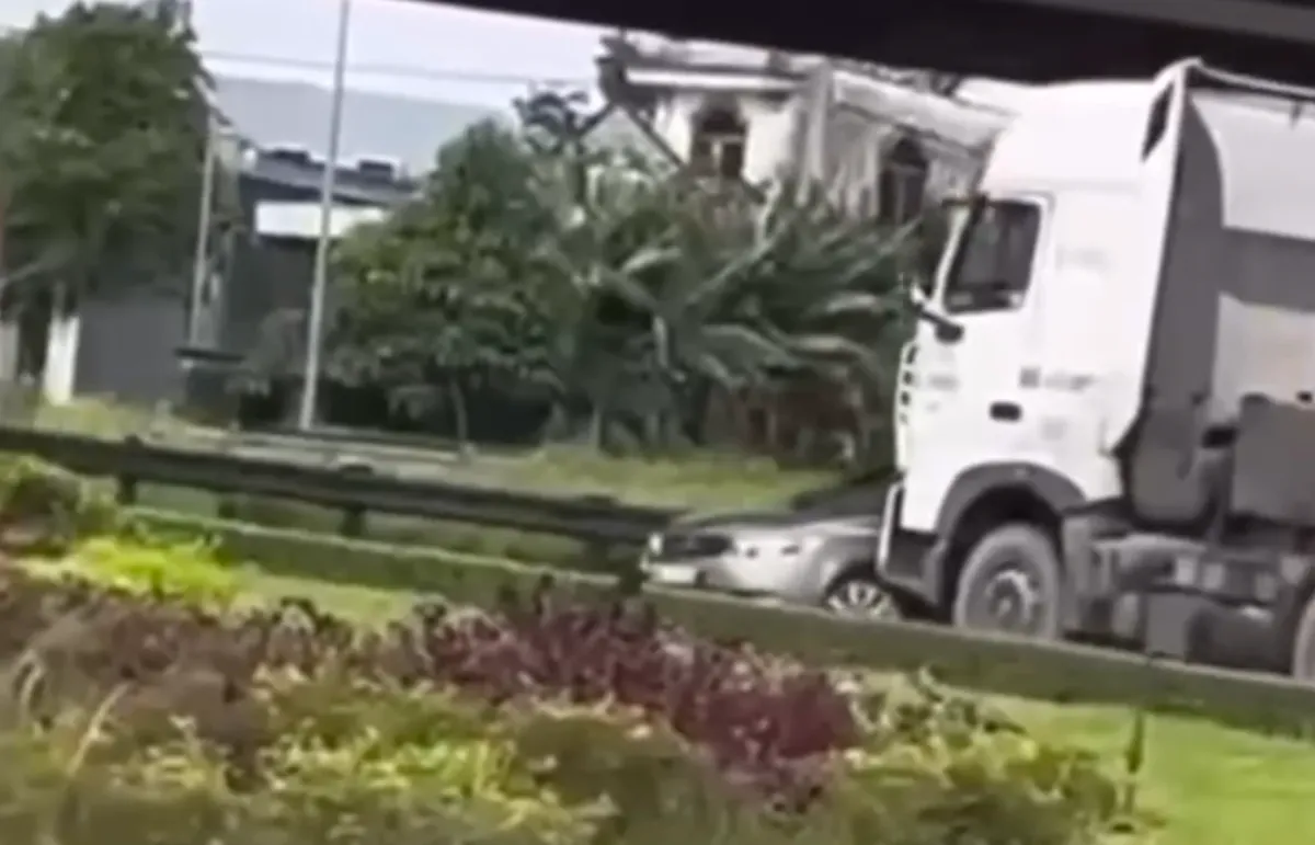 Xe container đẩy ô tô gần 100m trên Quốc lộ 51- Ảnh 1.