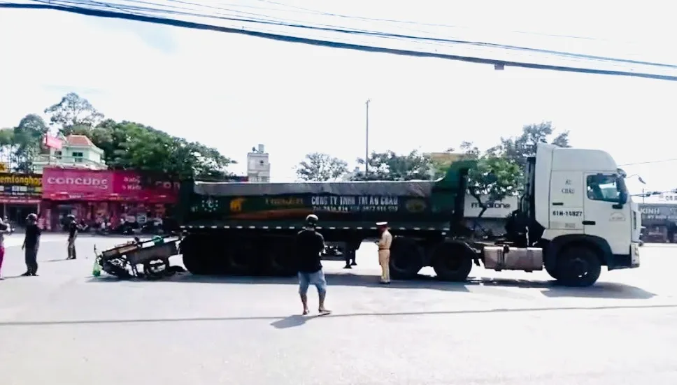 Xe container đẩy ô tô gần 100m trên Quốc lộ 51- Ảnh 2.