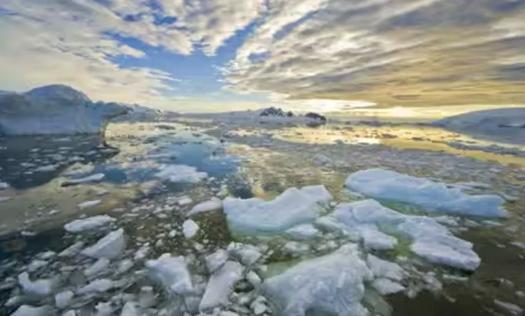 Băng Nam Cực tan nhanh kỷ lục do nước biển mặn hơn- Ảnh 1. Băng Nam Cực tan nhanh kỷ lục do nước biển mặn hơn- Ảnh 1.