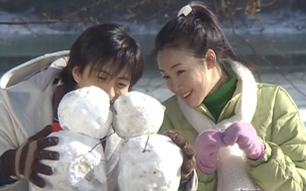 Bae Jong Joon và Choi Ji Woo trong một cảnh phim kinh điển của Bản tình ca mùa đông. (Ảnh chụp màn hình)