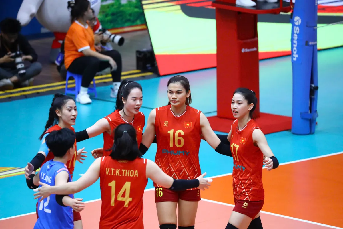Thắng dễ "đ&agrave;n em" U21 Việt Nam, ĐTQG Việt Nam tiến v&agrave;o b&aacute;n kết VTV Ferroli Cup 2025

- Ảnh 2.