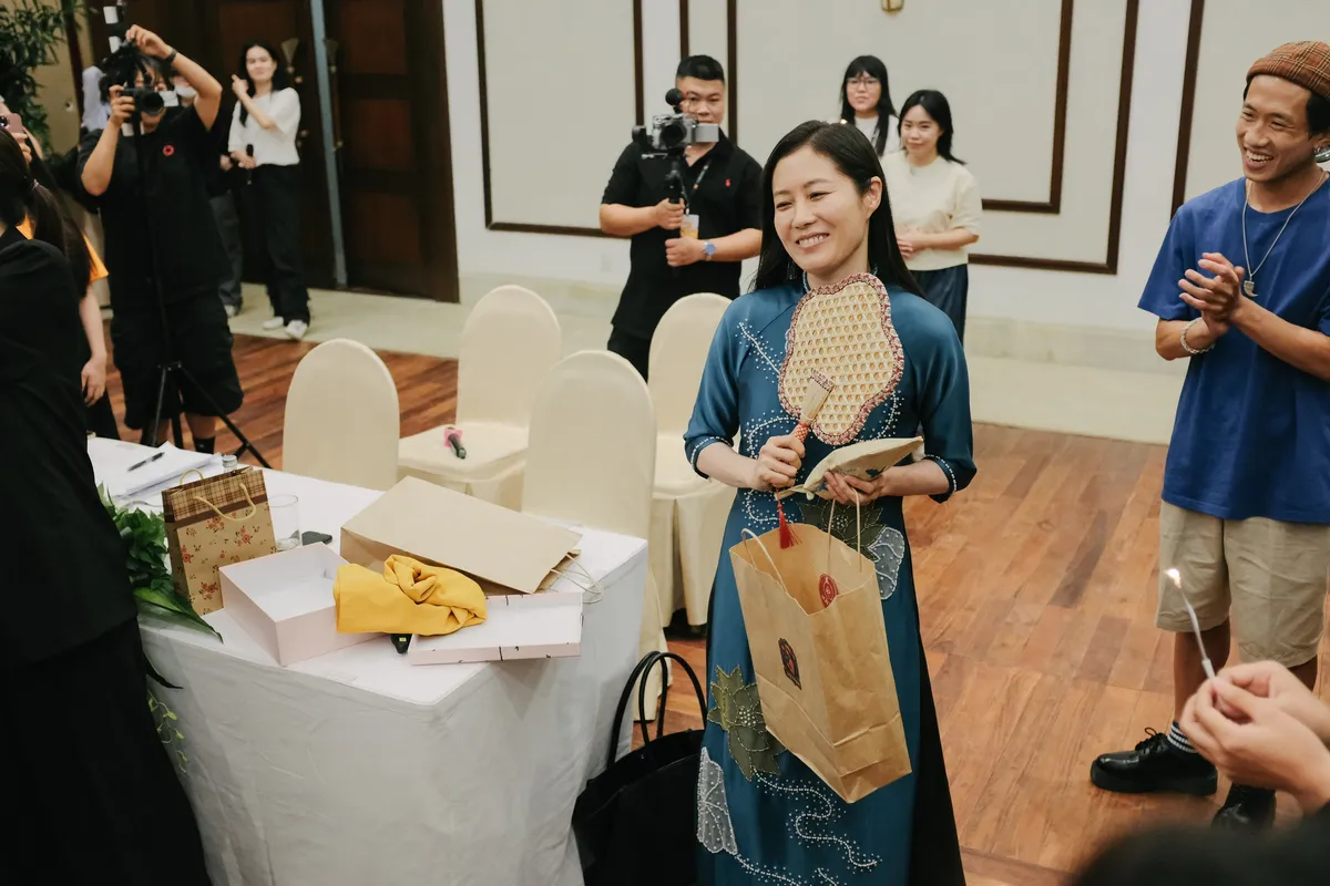 Sao phim "Khi cuộc đời cho bạn quả quýt" đón sinh nhật bất ngờ tại DANAFF III- Ảnh 3. Sao phim "Khi cuộc đời cho bạn quả quýt" đón sinh nhật bất ngờ tại DANAFF III- Ảnh 3.