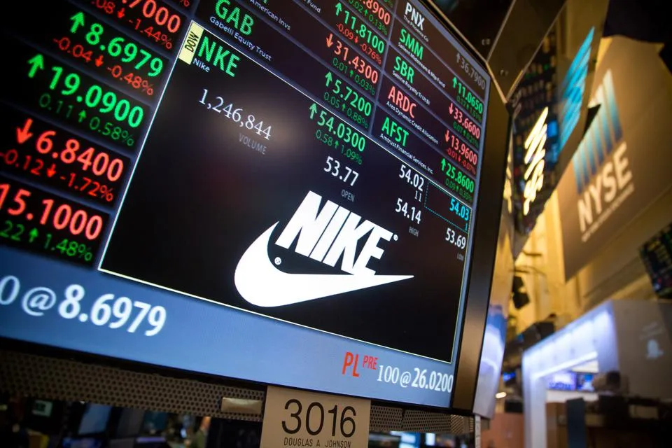 Cổ phiếu Nike tr&ecirc;n đ&agrave; tăng gi&aacute; sau khi Mỹ đạt thỏa thuận thương mại mới với Việt Nam.