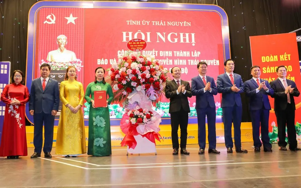  Lễ công bố Quyết định thành lập Báo và Phát thanh, Truyền hình Thái Nguyên.

