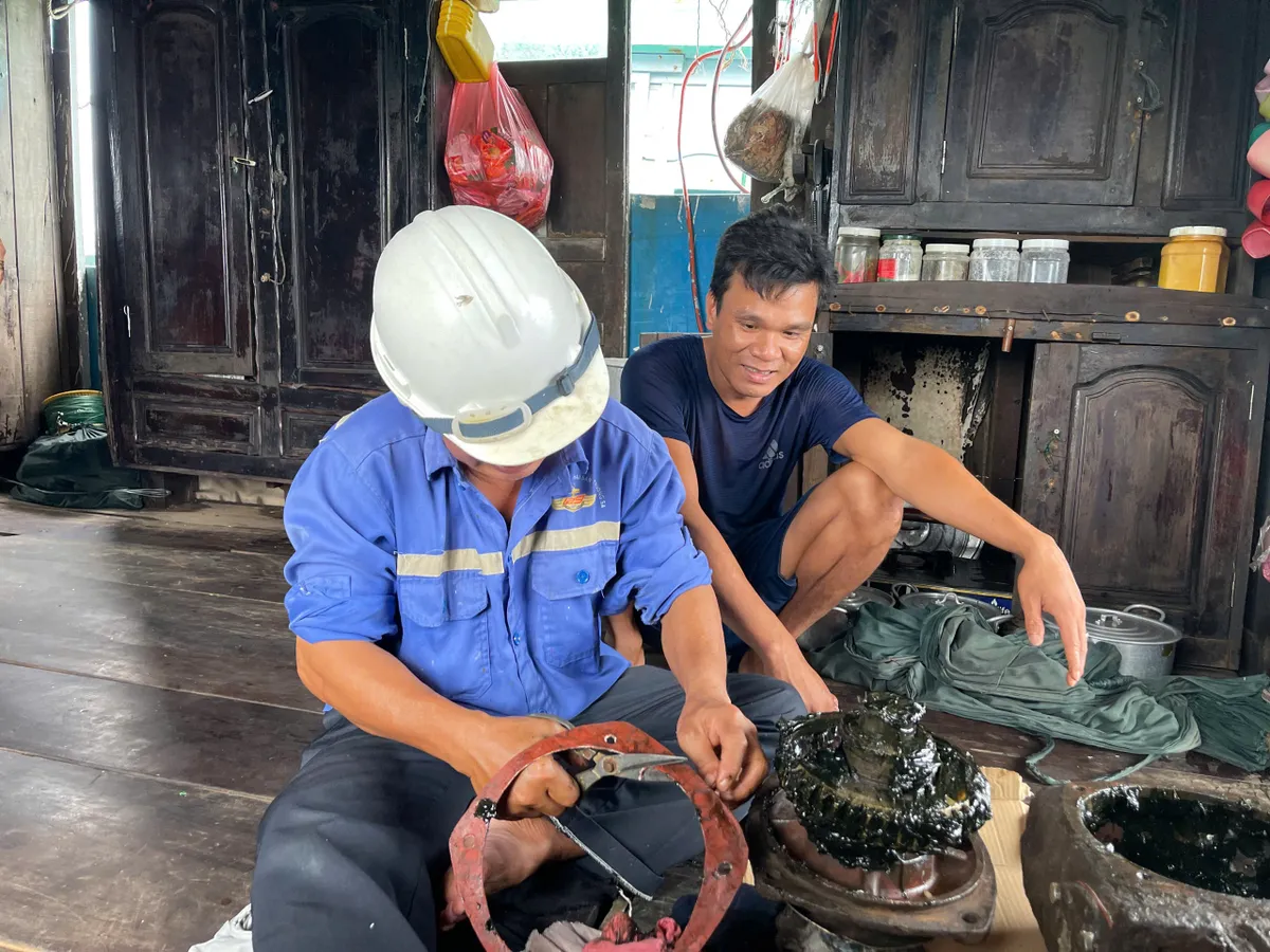 Trung tâm dịch vụ Hậu cần Kỹ thuật đảo Trường Sa sửa chữa thành công tàu cá ngư dân Gia Lai - Ảnh 2.