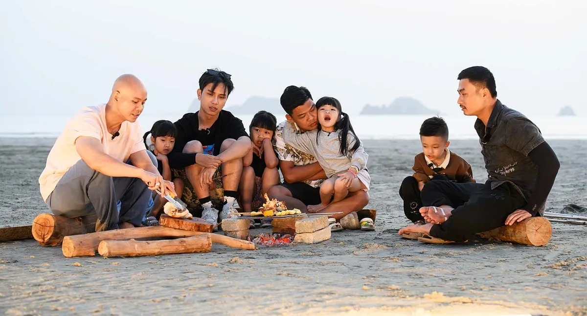 Bố ơi mình đi đâu thế: Các cặp bố con lần đầu trải nghiệm mò vạn rùa - Ảnh 4.
