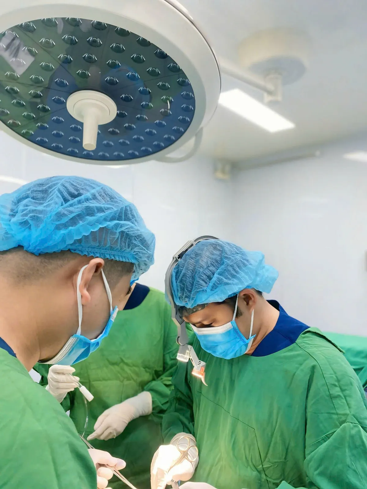 Bác sĩ cảnh báo nguy cơ từ việc lạm dụng thẩm mỹ - Ảnh 2.