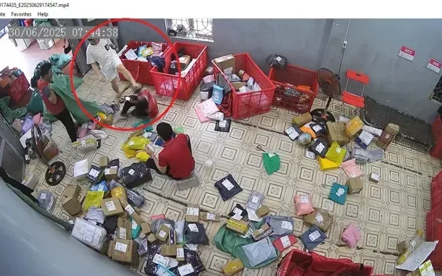Vụ việc được camera ghi lại. Vụ việc được camera ghi lại.