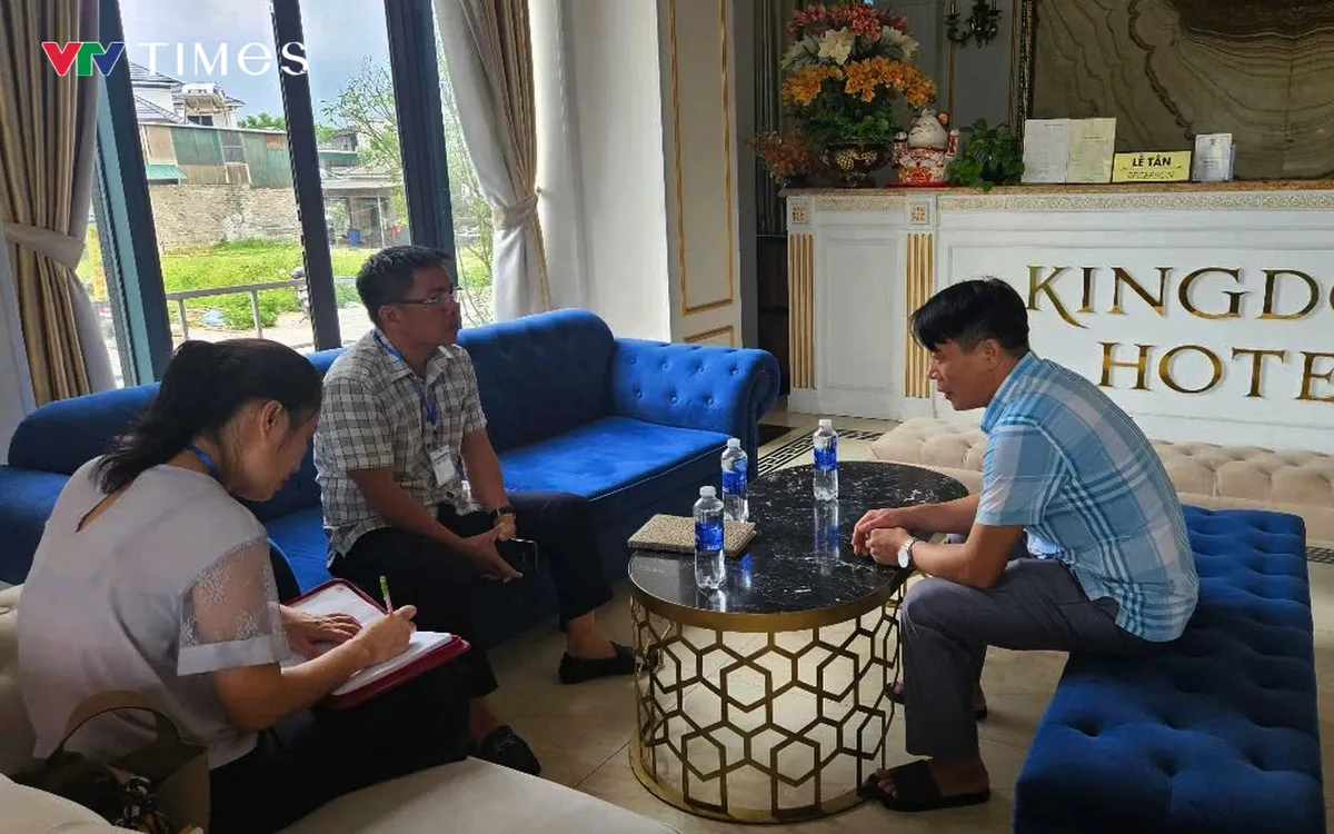 Đại diện Phòng Văn hóa - Xã hội phường Cửa Lò làm việc với khách sạn. Ảnh Ngọc Quân. Đại diện Phòng Văn hóa - Xã hội phường Cửa Lò làm việc với khách sạn. Ảnh Ngọc Quân.