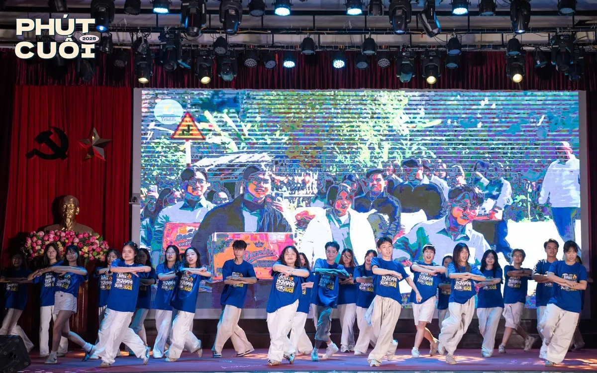 Tiết mục nhảy "Nhớ mãi chuyến đi này" của đội Tình nguyện xung kích AJC tạo bầu không khí sôi động mở đầu đêm nhạc. (Ảnh: NVCC)