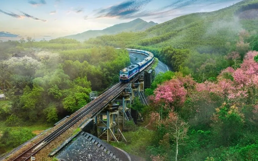 Khởi động xây tuyến đường sắt Lào Cai – Hà Nội – Hải Phòng trong năm 2025. Ảnh: VGP Khởi động xây tuyến đường sắt Lào Cai – Hà Nội – Hải Phòng trong năm 2025. Ảnh: VGP