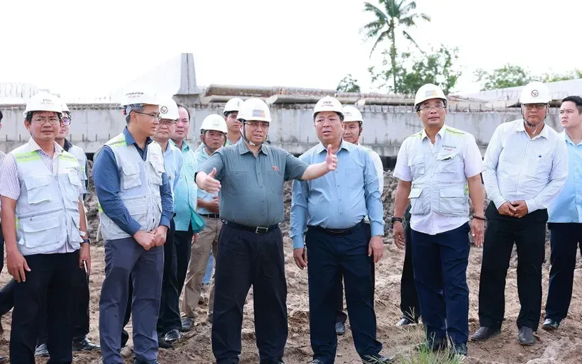 Hiện chỉ còn 6 tháng toàn bộ tuyến đường bộ cao tốc Cần Thơ - Cà Mau sẽ phải đưa vào khai thác Hiện chỉ còn 6 tháng toàn bộ tuyến đường bộ cao tốc Cần Thơ - Cà Mau sẽ phải đưa vào khai thác
