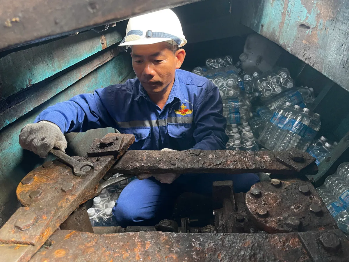 Trung tâm dịch vụ Hậu cần Kỹ thuật đảo Trường Sa sửa chữa thành công tàu cá ngư dân Gia Lai - Ảnh 3.