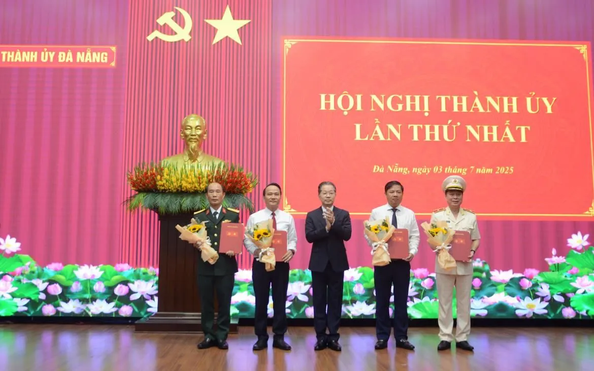 Bí thư Thành ủy Đà Nẵng Nguyễn Văn Quảng trao Quyết định thành lập Đảng bộ các cơ quan Đảng TP, Đảng bộ UBND TP, Đảng bộ Quân sự TP, Đảng bộ Công an TP. Bí thư Thành ủy Đà Nẵng Nguyễn Văn Quảng trao Quyết định thành lập Đảng bộ các cơ quan Đảng TP, Đảng bộ UBND TP, Đảng bộ Quân sự TP, Đảng bộ Công an TP.