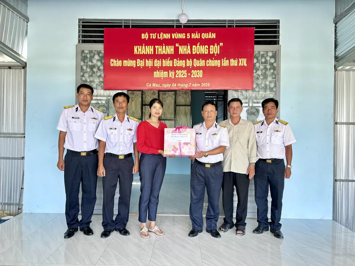 Bàn giao "Nhà đồng đội" cho các gia đình quân nhân có hoàn cảnh khó khăn- Ảnh 2. Bàn giao "Nhà đồng đội" cho các gia đình quân nhân có hoàn cảnh khó khăn- Ảnh 2.