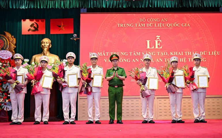 Lãnh đạo Trung tâm Dữ liệu quốc gia trao quyết định cho nhân sự hai đơn vị mới. Ảnh: Nhân Dân Lãnh đạo Trung tâm Dữ liệu quốc gia trao quyết định cho nhân sự hai đơn vị mới. Ảnh: Nhân Dân