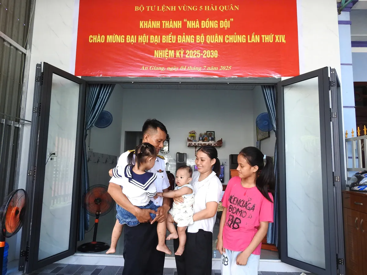 Bàn giao "Nhà đồng đội" cho các gia đình quân nhân có hoàn cảnh khó khăn- Ảnh 3. Bàn giao "Nhà đồng đội" cho các gia đình quân nhân có hoàn cảnh khó khăn- Ảnh 3.