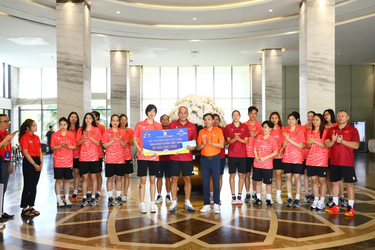 ĐT bóng chuyền nữ Việt Nam nhận thưởng 100 triệu khi vào bán kết VTV Ferroli Cup 2025
- Ảnh 1.
