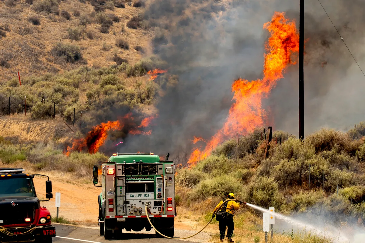 Đám cháy rừng lớn nhất ở California (Mỹ) bùng phát dữ dội - Ảnh 1.