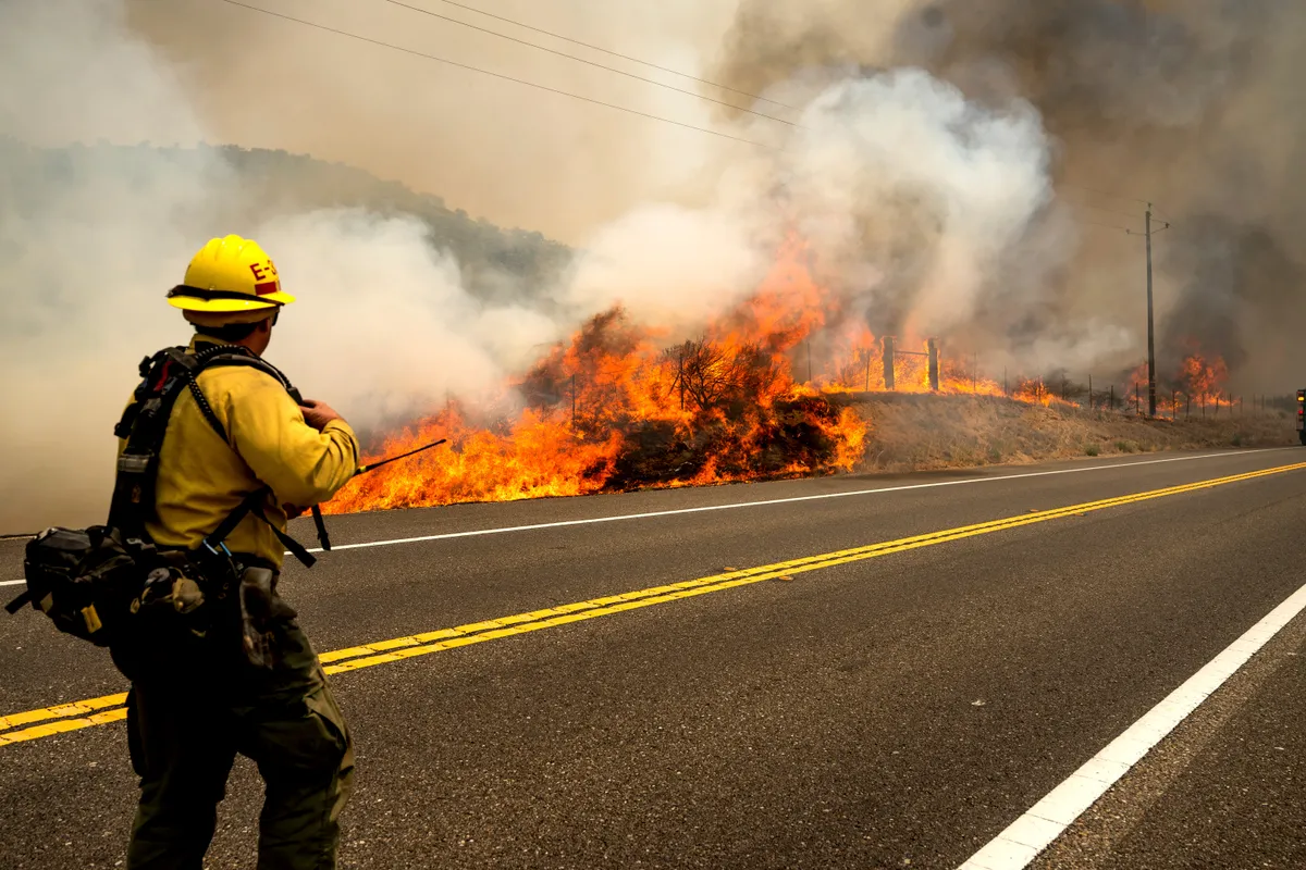 Đám cháy rừng lớn nhất ở California (Mỹ) bùng phát dữ dội - Ảnh 3.