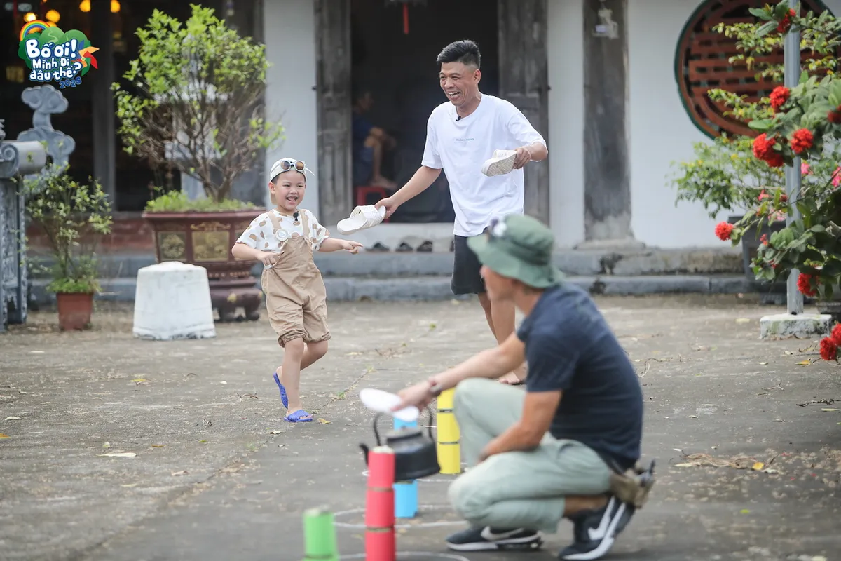 Bố ơi, mình đi đâu thế: Nửa chặng đường đầy ắp niềm vui từ những điều giản dị - Ảnh 2.
