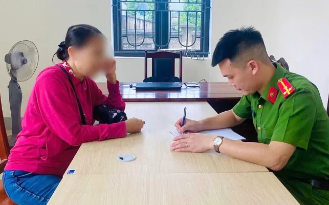 Bà Yến Anh đến Công an phường Trần Phú để trình báo vụ việc. Bà Yến Anh đến Công an phường Trần Phú để trình báo vụ việc.