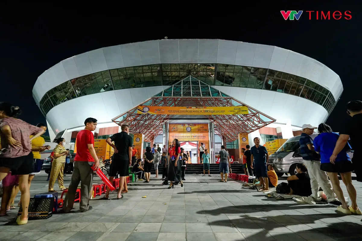 "Đặt gạch", "k&ecirc; d&eacute;p": Người h&acirc;m mộ xếp h&agrave;ng th&acirc;u đ&ecirc;m chờ mua v&eacute; xem chung kết VTV Ferroli Cup 2025- Ảnh 8.