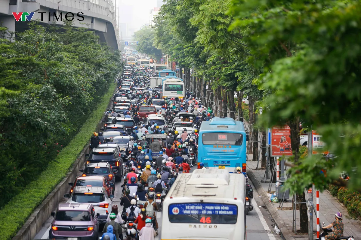 Ngày đầu phân làn phương tiện trên đường Phạm Văn Đồng: Xe máy vẫn tràn vào làn ô tô - Ảnh 11.